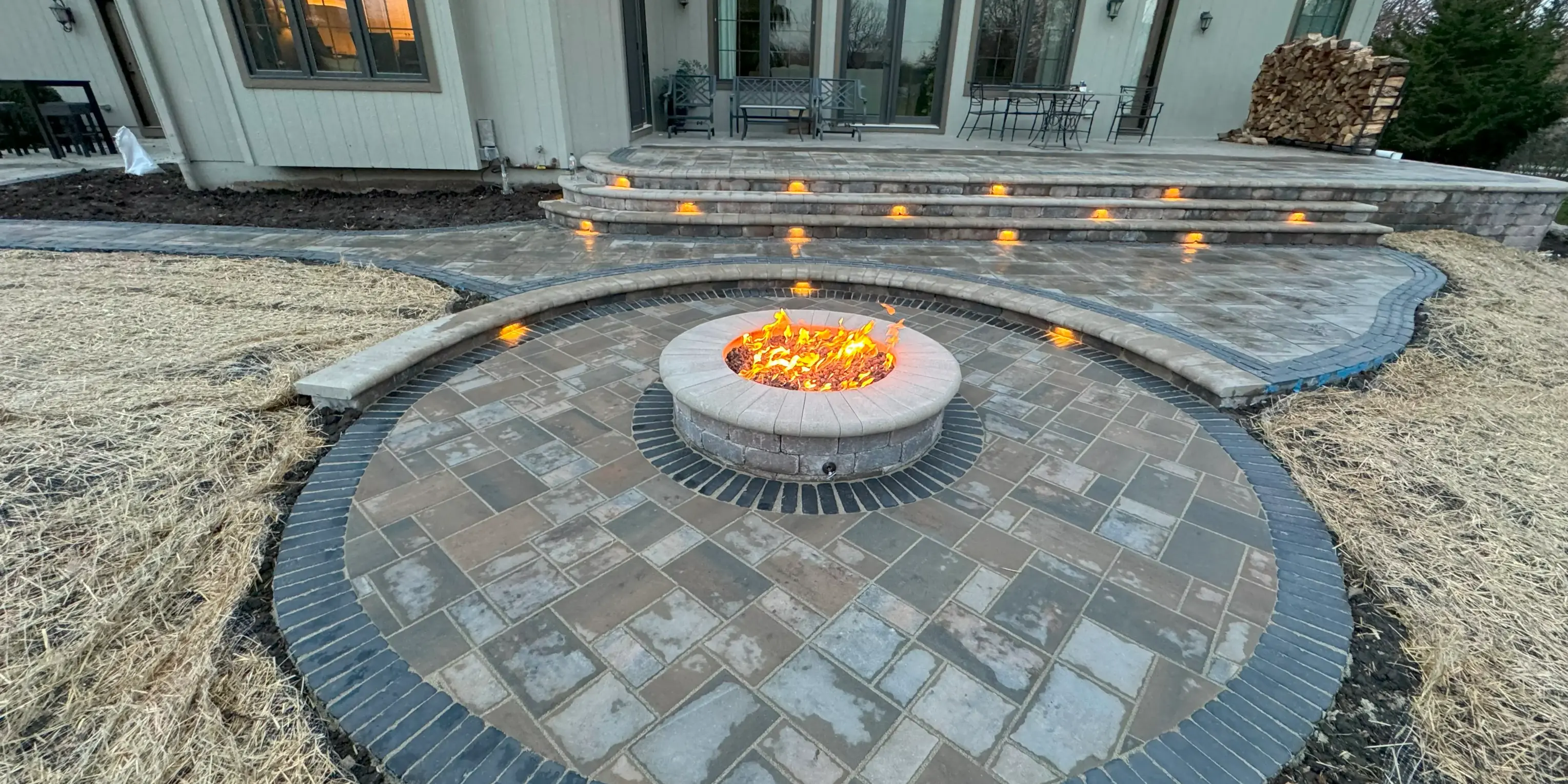 Outdoor fire pit