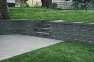 Retaining wall with integrated concrete stairs