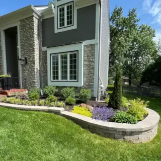 Retaining wall with integrated planters