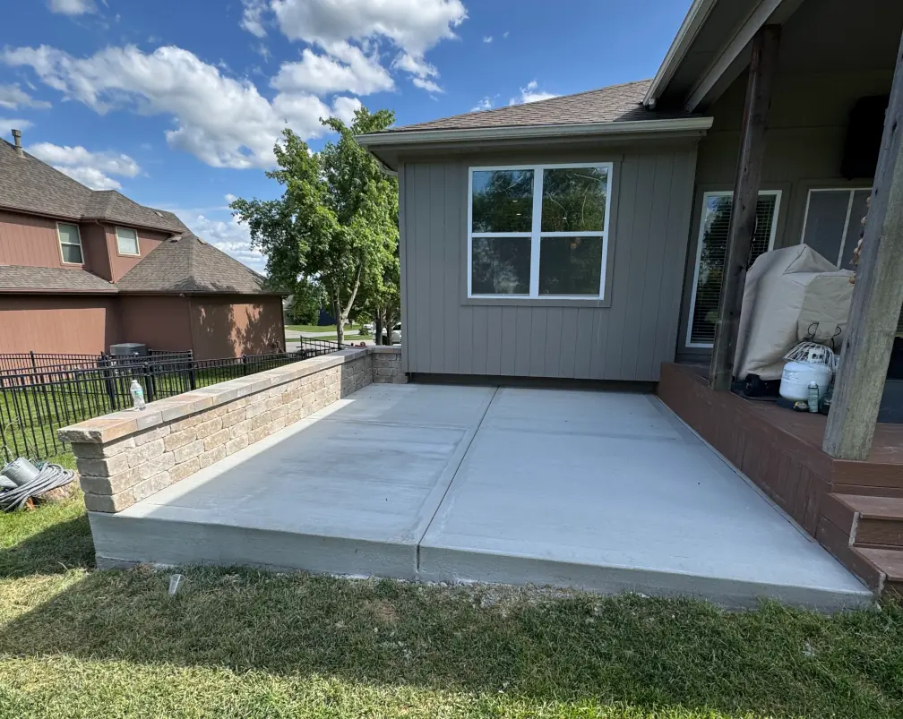Stone retaining wall
