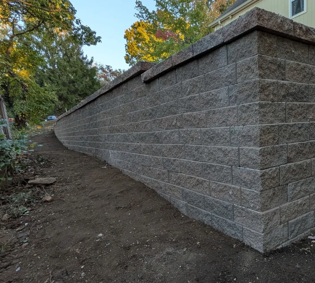 Retaining wall wrapped around corner
